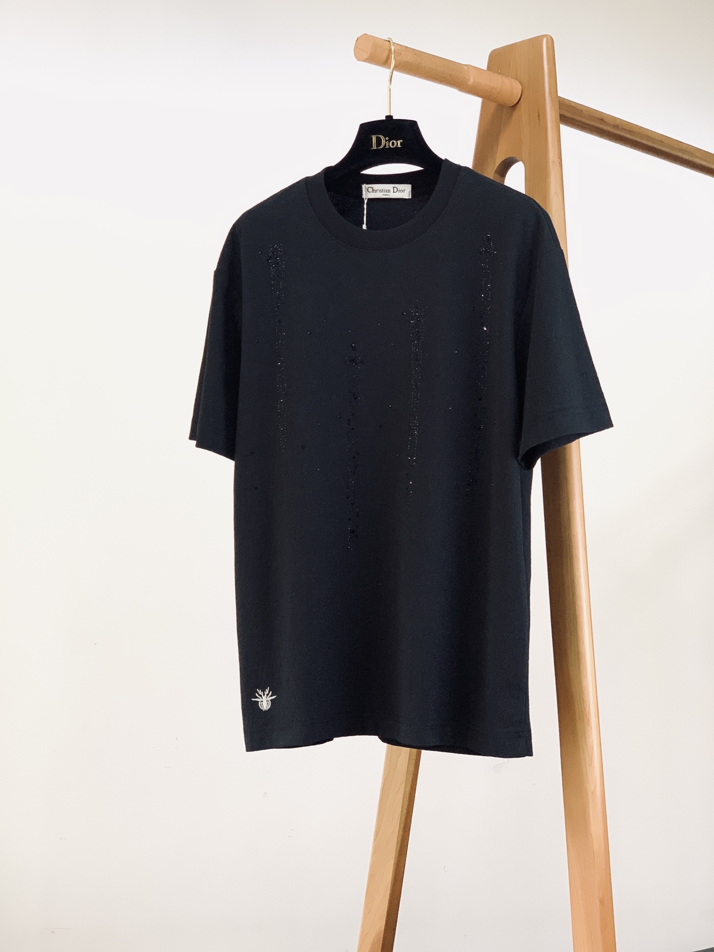 Dior Homme 迪奥·桀傲 2026SS春夏新品  新款闪钻蜜蜂刺绣短袖T恤，甄选定制褶皱肌理棉质面料，触感柔和透