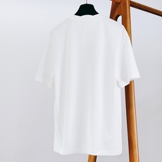 Dior Homme 迪奥·桀傲 2026SS春夏新品 新款闪钻蜜蜂刺绣短袖T恤,甄选定制褶皱肌理棉质面料,触感柔和透 Dior Homme 迪奥·桀傲 2026SS春夏新品 新款闪钻蜜蜂刺绣短袖T恤,甄选定制褶皱肌理棉质面料,触感柔和透