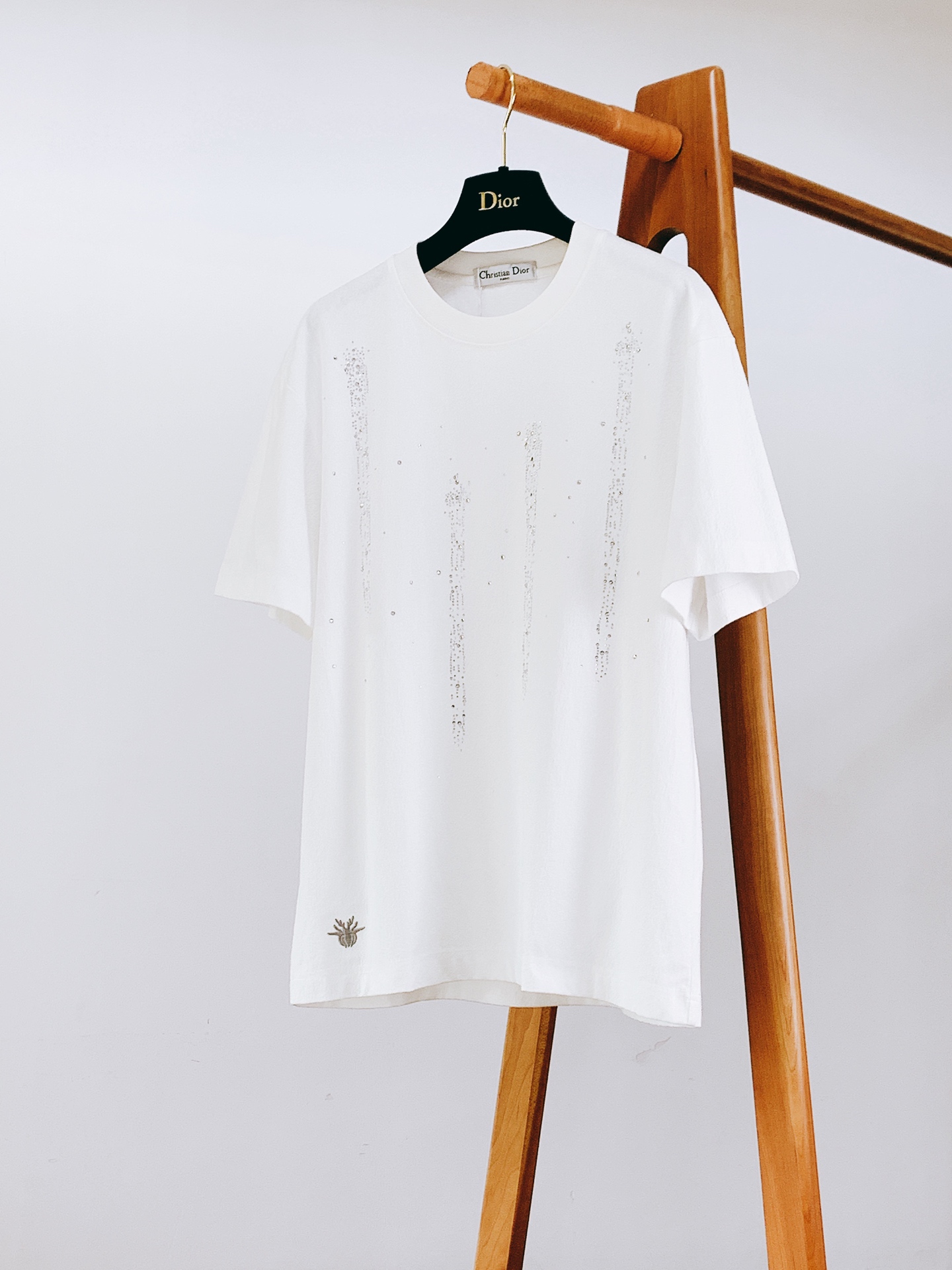 Dior Homme 迪奥·桀傲 2026SS春夏新品  新款闪钻蜜蜂刺绣短袖T恤，甄选定制褶皱肌理棉质面料，触感柔和透