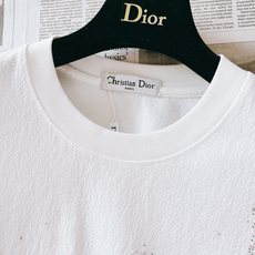 Dior Homme 迪奥·桀傲 2026SS春夏新品 新款闪钻蜜蜂刺绣短袖T恤,甄选定制褶皱肌理棉质面料,触感柔和透 Dior Homme 迪奥·桀傲 2026SS春夏新品 新款闪钻蜜蜂刺绣短袖T恤,甄选定制褶皱肌理棉质面料,触感柔和透