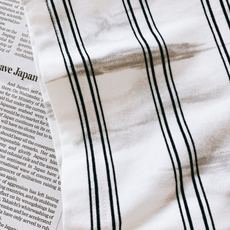 𝐁𝐚𝐥𝐞𝐧𝐜𝐢𝐚𝐠𝐚 巴黎世家 2026SS春夏新品 水墨条纹短袖T恤甄选高支重磅棉质面料,触感柔软透气,上身舒适不闷汗 𝐁𝐚𝐥𝐞𝐧𝐜𝐢𝐚𝐠𝐚 巴黎世家 2026SS春夏新品 水墨条纹短袖T恤甄选高支重磅棉质面料,触感柔软透气,上身舒适不闷汗