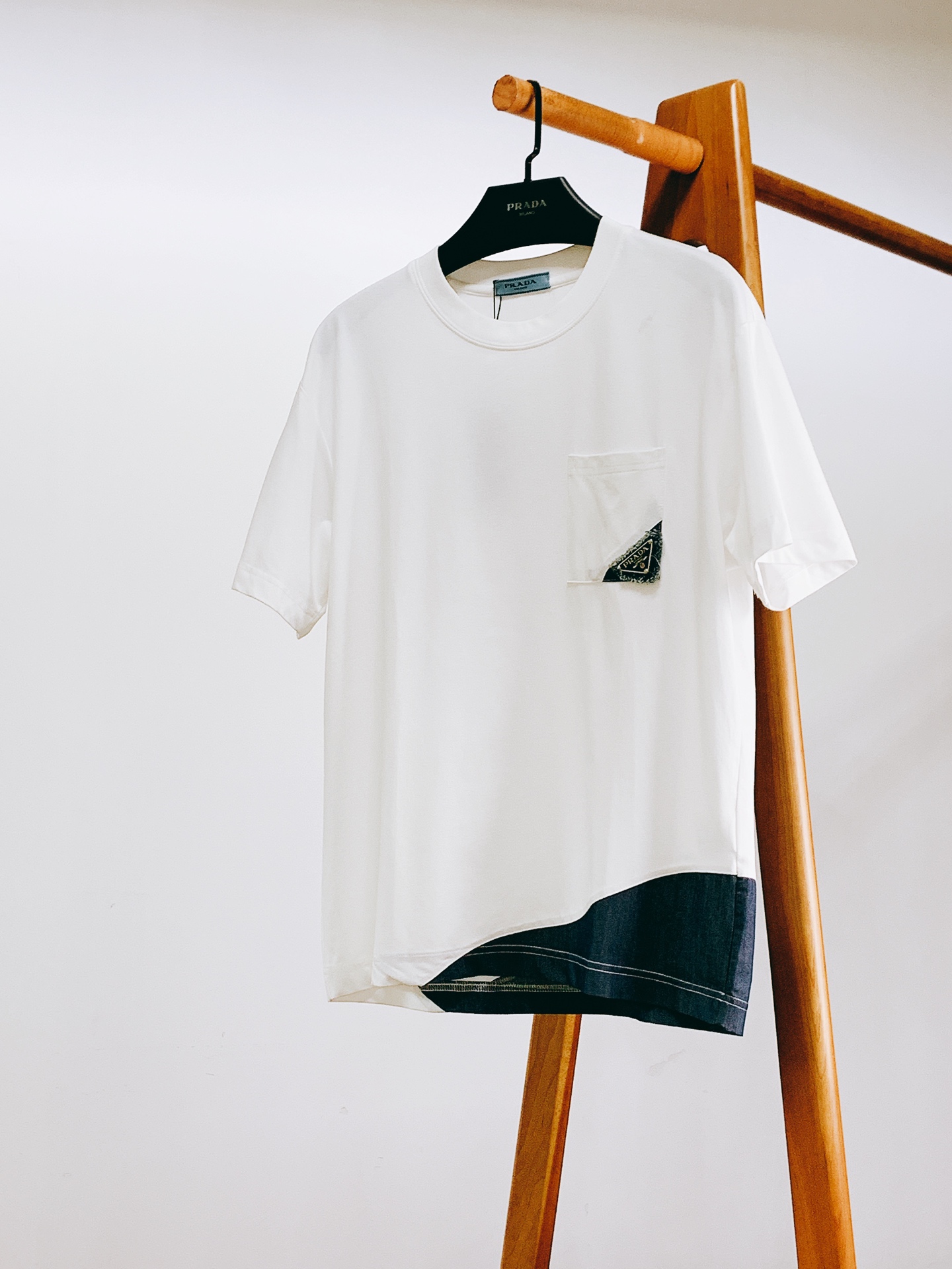 Prada 普拉达 2026SS春夏新品  拼接三角标短袖T恤👕甄选高支细腻针织面料，触感软糯透气，上身垂坠感出众，日常