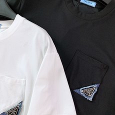 Prada 普拉达 2026SS春夏新品 拼接三角标短袖T恤👕甄选高支细腻针织面料,触感软糯透气,上身垂坠感出众,日常 Prada 普拉达 2026SS春夏新品 拼接三角标短袖T恤👕甄选高支细腻针织面料,触感软糯透气,上身垂坠感出众,日常