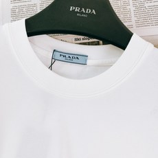 Prada 普拉达 2026SS春夏新品 拼接三角标短袖T恤👕甄选高支细腻针织面料,触感软糯透气,上身垂坠感出众,日常 Prada 普拉达 2026SS春夏新品 拼接三角标短袖T恤👕甄选高支细腻针织面料,触感软糯透气,上身垂坠感出众,日常