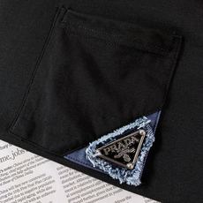 Prada 普拉达 2026SS春夏新品 拼接三角标短袖T恤👕甄选高支细腻针织面料,触感软糯透气,上身垂坠感出众,日常 Prada 普拉达 2026SS春夏新品 拼接三角标短袖T恤👕甄选高支细腻针织面料,触感软糯透气,上身垂坠感出众,日常