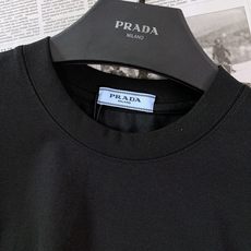 Prada 普拉达 2026SS春夏新品 拼接三角标短袖T恤👕甄选高支细腻针织面料,触感软糯透气,上身垂坠感出众,日常 Prada 普拉达 2026SS春夏新品 拼接三角标短袖T恤👕甄选高支细腻针织面料,触感软糯透气,上身垂坠感出众,日常