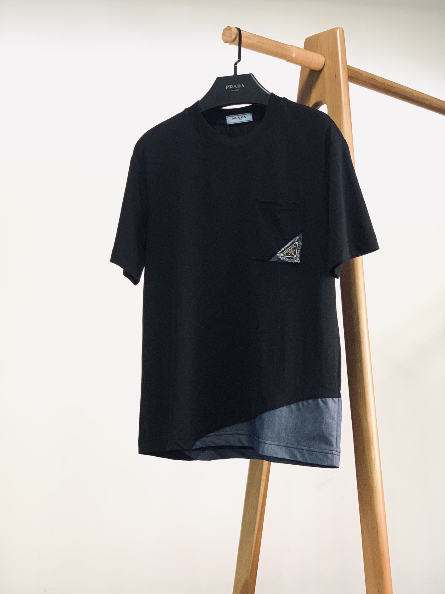 Prada 普拉达 2026SS春夏新品  拼接三角标短袖T恤👕甄选高支细腻针织面料，触感软糯透气，上身垂坠感出众，日常