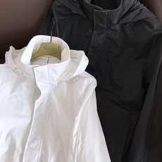 Gucci 古驰 2026FW早秋新品 连帽拉链夹克,甄选挺括耐穿的棉质帆布面料打造,面料触感干爽有型,自带良好抗皱属 Gucci 古驰 2026FW早秋新品 连帽拉链夹克,甄选挺括耐穿的棉质帆布面料打造,面料触感干爽有型,自带良好抗皱属