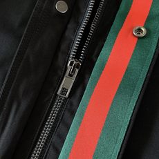 Gucci 古驰 2026FW早秋新品 连帽拉链夹克,甄选挺括耐穿的棉质帆布面料打造,面料触感干爽有型,自带良好抗皱属 Gucci 古驰 2026FW早秋新品 连帽拉链夹克,甄选挺括耐穿的棉质帆布面料打造,面料触感干爽有型,自带良好抗皱属