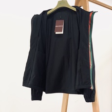 Gucci 古驰 2026FW早秋新品 连帽拉链夹克,甄选挺括耐穿的棉质帆布面料打造,面料触感干爽有型,自带良好抗皱属 Gucci 古驰 2026FW早秋新品 连帽拉链夹克,甄选挺括耐穿的棉质帆布面料打造,面料触感干爽有型,自带良好抗皱属