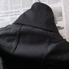 Gucci 古驰 2026FW早秋新品 连帽拉链夹克,甄选挺括耐穿的棉质帆布面料打造,面料触感干爽有型,自带良好抗皱属 Gucci 古驰 2026FW早秋新品 连帽拉链夹克,甄选挺括耐穿的棉质帆布面料打造,面料触感干爽有型,自带良好抗皱属