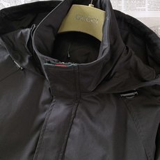 Gucci 古驰 2026FW早秋新品 连帽拉链夹克,甄选挺括耐穿的棉质帆布面料打造,面料触感干爽有型,自带良好抗皱属 Gucci 古驰 2026FW早秋新品 连帽拉链夹克,甄选挺括耐穿的棉质帆布面料打造,面料触感干爽有型,自带良好抗皱属