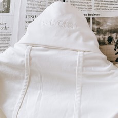 Gucci 古驰 2026FW早秋新品 连帽拉链夹克,甄选挺括耐穿的棉质帆布面料打造,面料触感干爽有型,自带良好抗皱属 Gucci 古驰 2026FW早秋新品 连帽拉链夹克,甄选挺括耐穿的棉质帆布面料打造,面料触感干爽有型,自带良好抗皱属