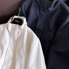 Dior Homme 迪奥·桀傲 2026FW早秋新品 新款立领夹克,高级极简剪裁塑造利落大气轮廓,甄选扎实棉质斜纹面 Dior Homme 迪奥·桀傲 2026FW早秋新品 新款立领夹克,高级极简剪裁塑造利落大气轮廓,甄选扎实棉质斜纹面