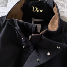 Dior Homme 迪奥·桀傲 2026FW早秋新品 新款立领夹克,高级极简剪裁塑造利落大气轮廓,甄选扎实棉质斜纹面 Dior Homme 迪奥·桀傲 2026FW早秋新品 新款立领夹克,高级极简剪裁塑造利落大气轮廓,甄选扎实棉质斜纹面