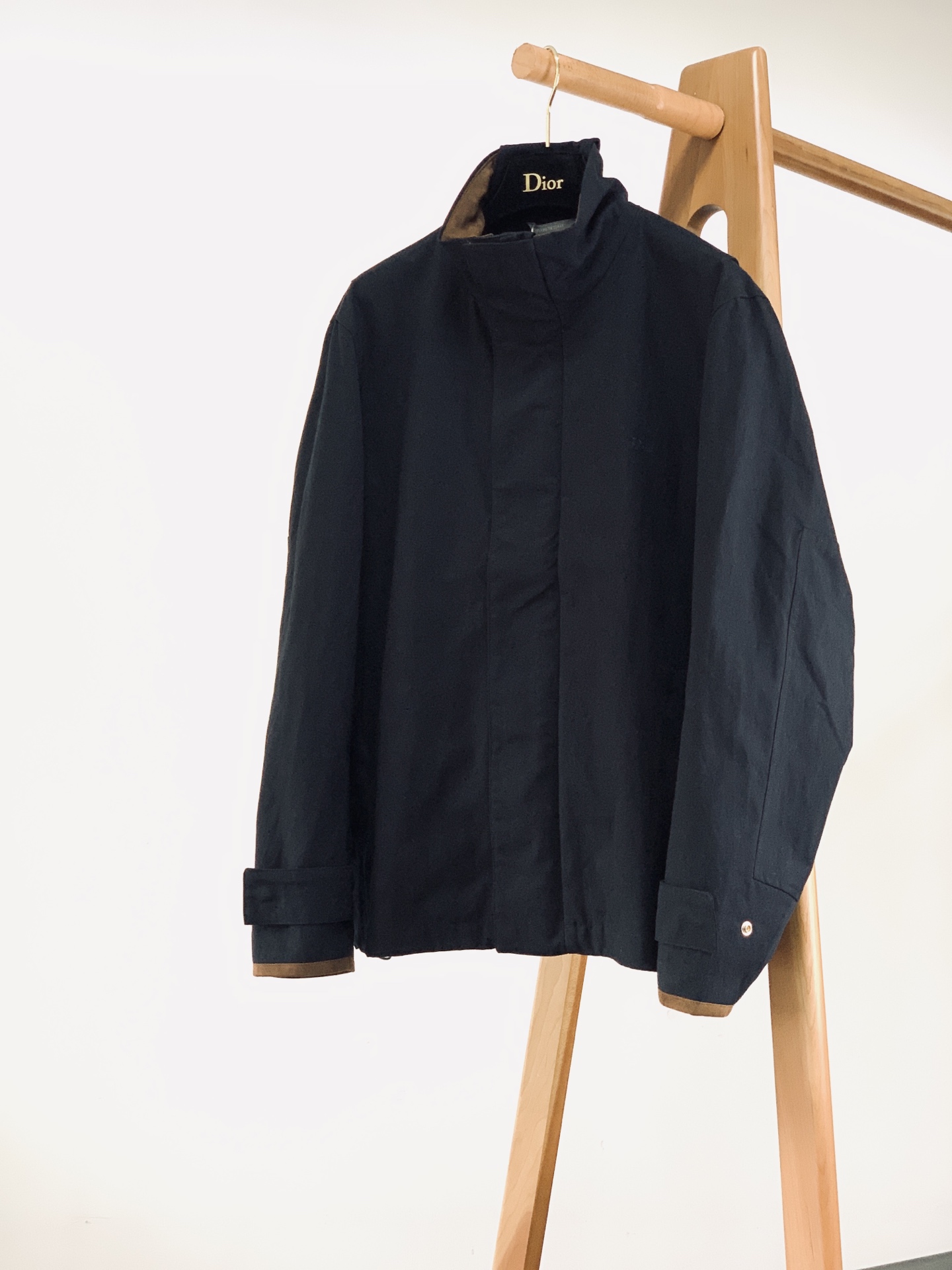 Dior Homme 迪奥·桀傲 2026FW早秋新品  新款立领夹克，高级极简剪裁塑造利落大气轮廓，甄选扎实棉质斜纹面