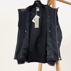 Dior Homme 迪奥·桀傲 2026FW早秋新品 新款立领夹克,高级极简剪裁塑造利落大气轮廓,甄选扎实棉质斜纹面 Dior Homme 迪奥·桀傲 2026FW早秋新品 新款立领夹克,高级极简剪裁塑造利落大气轮廓,甄选扎实棉质斜纹面