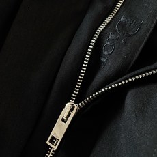 Dior Homme 迪奥·桀傲 2026FW早秋新品 新款立领夹克,高级极简剪裁塑造利落大气轮廓,甄选扎实棉质斜纹面 Dior Homme 迪奥·桀傲 2026FW早秋新品 新款立领夹克,高级极简剪裁塑造利落大气轮廓,甄选扎实棉质斜纹面
