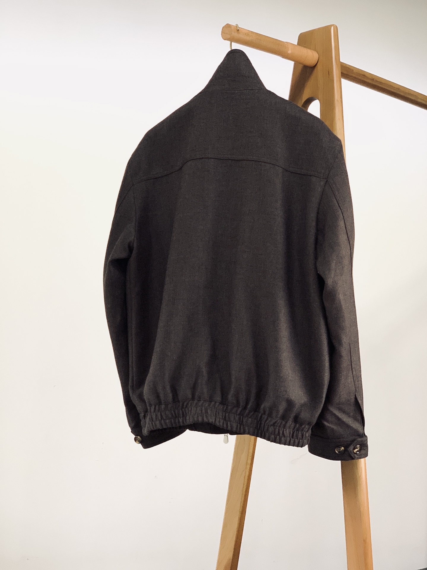 Brunello Cucinelli 布鲁奈罗.库奇内利 2026FW早秋新品 羊毛混纺立领短款夹克，甄选细腻羊毛混纺面