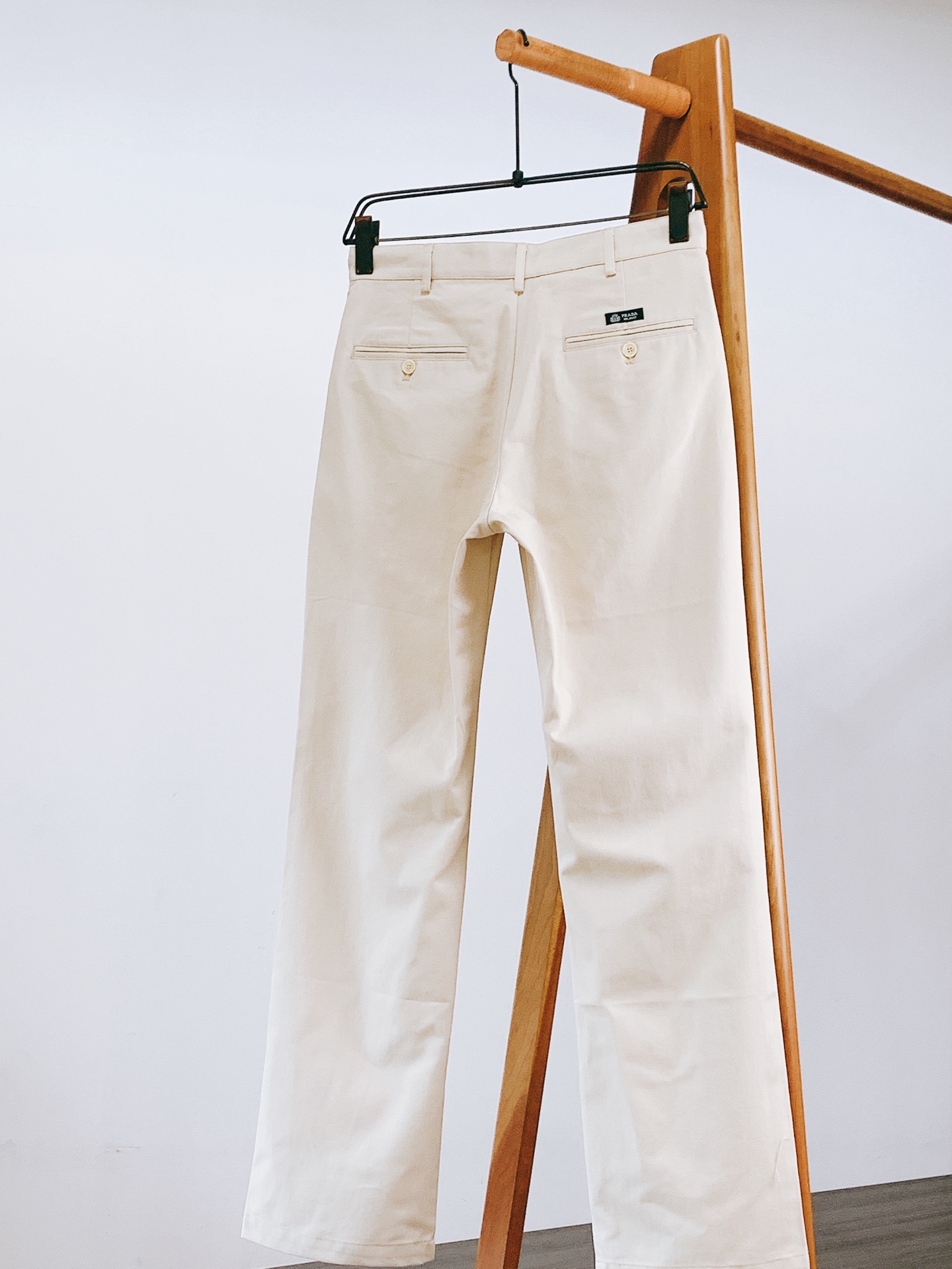 Prada 普拉达 2026FW早秋新品 米白褶裥阔腿休闲裤👖甄选高密棉质面料打造，特殊水洗工艺赋予面料柔和复古饰面，触