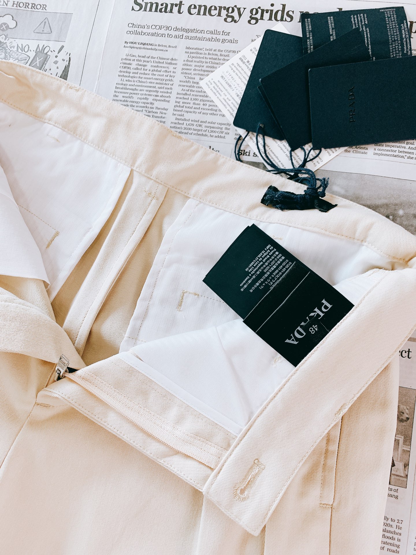 Prada 普拉达 2026FW早秋新品 米白褶裥阔腿休闲裤👖甄选高密棉质面料打造，特殊水洗工艺赋予面料柔和复古饰面，触