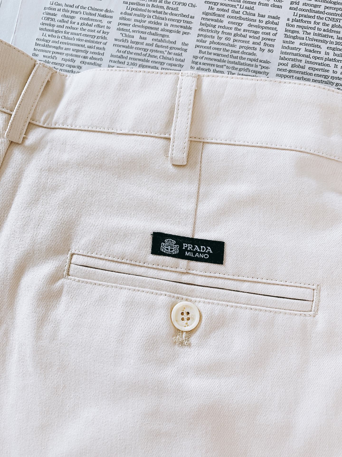 Prada 普拉达 2026FW早秋新品 米白褶裥阔腿休闲裤👖甄选高密棉质面料打造，特殊水洗工艺赋予面料柔和复古饰面，触