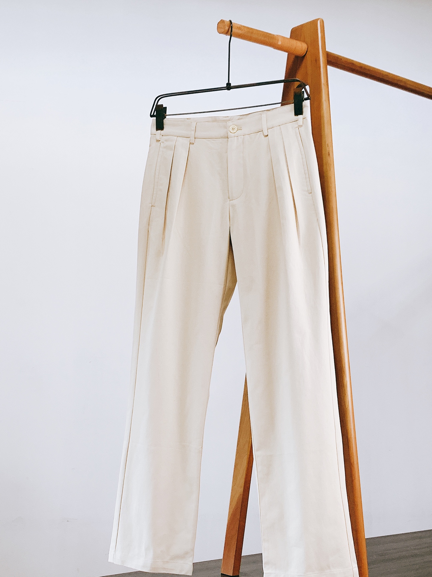 Prada 普拉达 2026FW早秋新品 米白褶裥阔腿休闲裤👖甄选高密棉质面料打造，特殊水洗工艺赋予面料柔和复古饰面，触