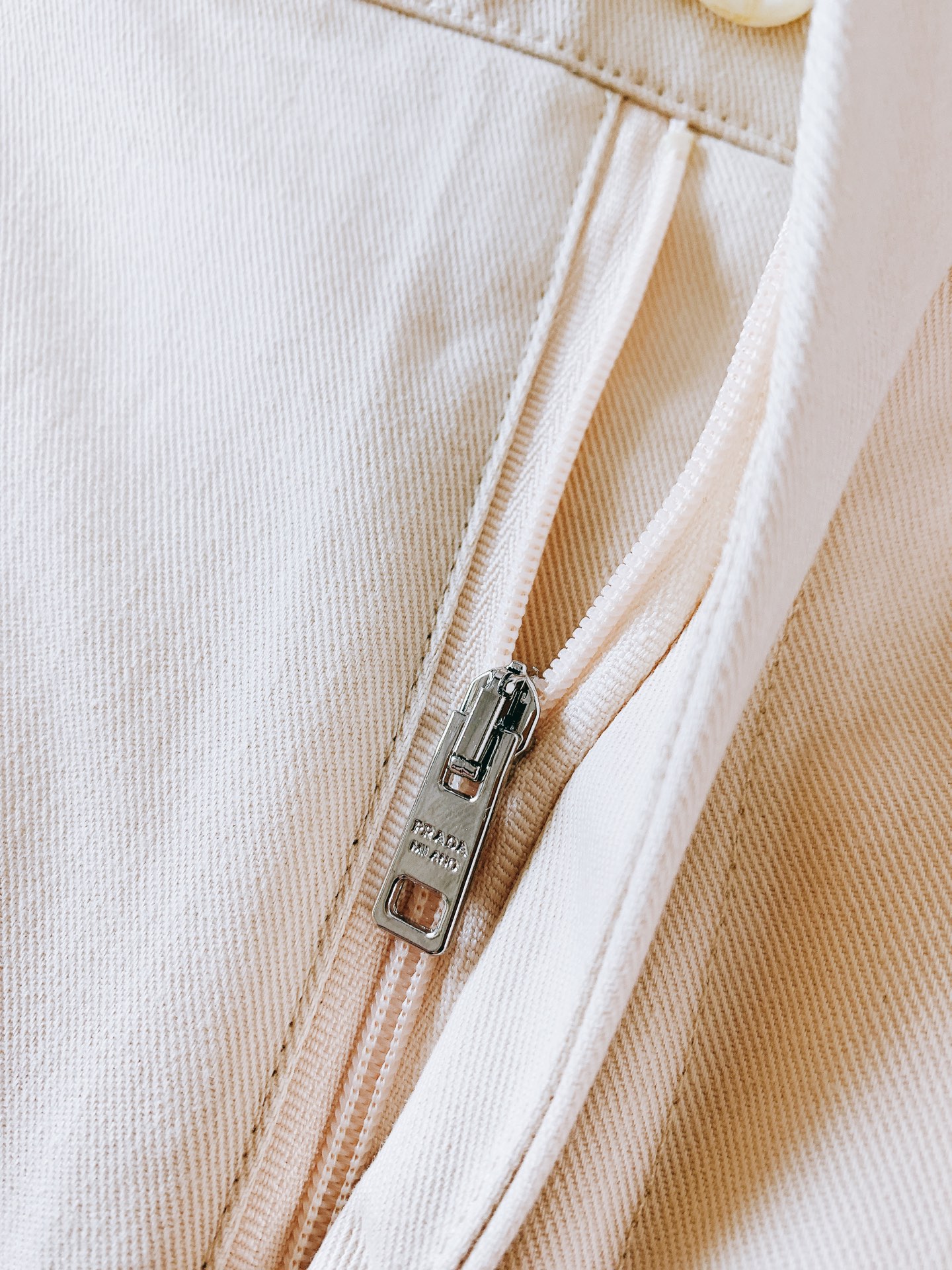 Prada 普拉达 2026FW早秋新品 米白褶裥阔腿休闲裤👖甄选高密棉质面料打造，特殊水洗工艺赋予面料柔和复古饰面，触