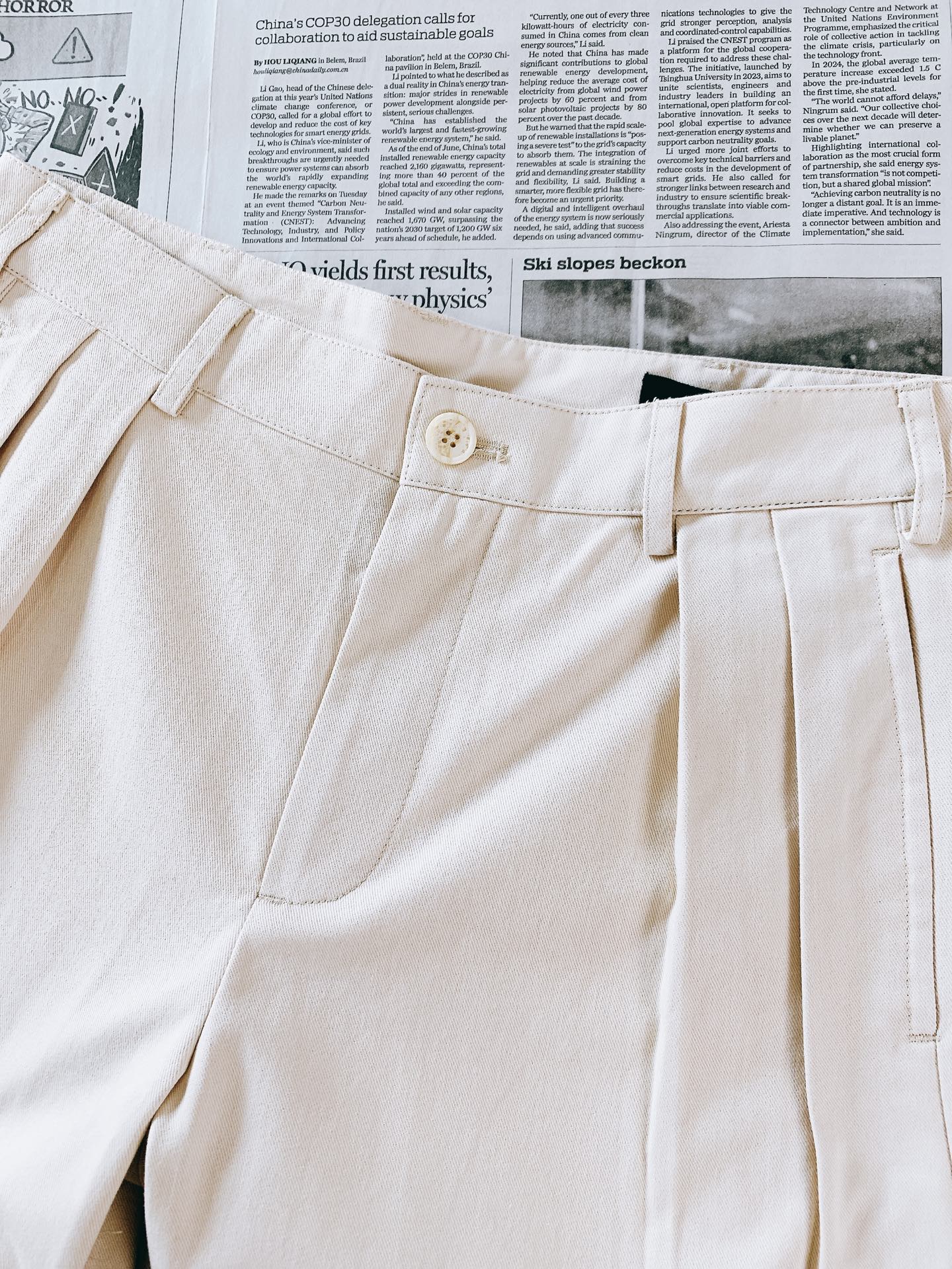 Prada 普拉达 2026FW早秋新品 米白褶裥阔腿休闲裤👖甄选高密棉质面料打造，特殊水洗工艺赋予面料柔和复古饰面，触