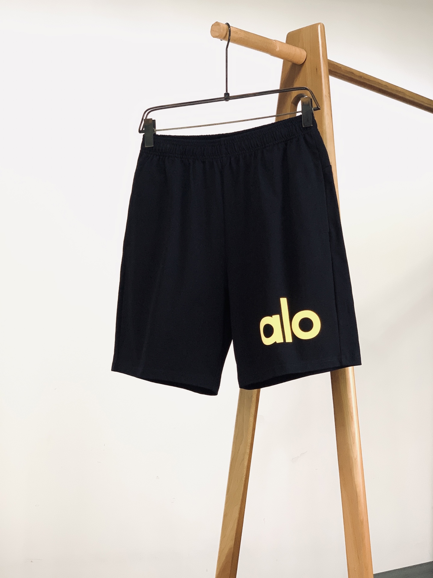 ALO 阿洛 2026SS春夏新品 休闲五分短裤🩳甄选舒适纯棉面料，触感软糯亲肤，透气不闷汗，春夏日常穿毫无负担。松紧抽