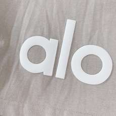 ALO 阿洛 2026SS春夏新品 休闲五分短裤🩳甄选舒适纯棉面料,触感软糯亲肤,透气不闷汗,春夏日常穿毫无负担。松紧抽 ALO 阿洛 2026SS春夏新品 休闲五分短裤🩳甄选舒适纯棉面料,触感软糯亲肤,透气不闷汗,春夏日常穿毫无负担。松紧抽