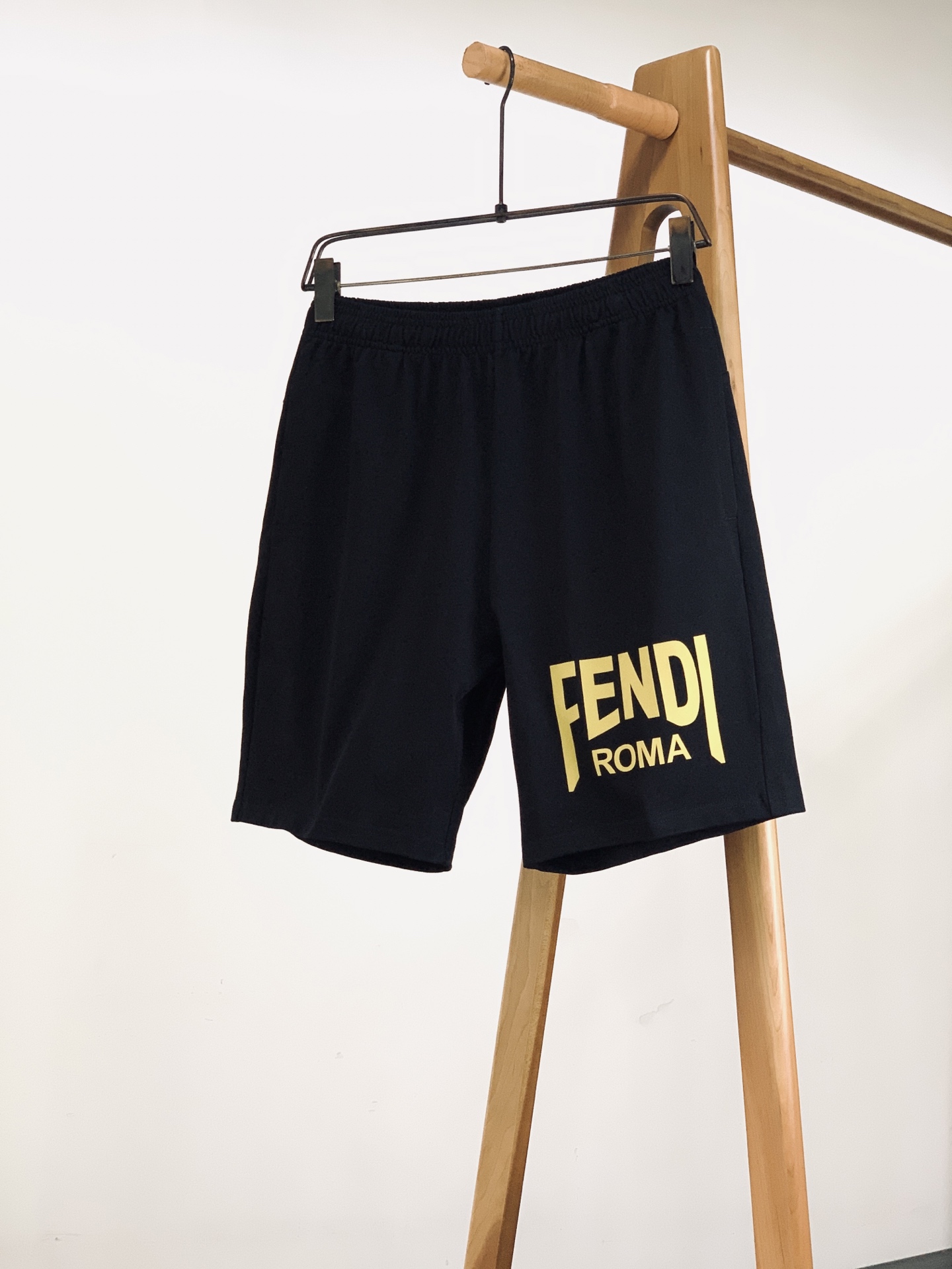 Fendi 芬迪 2026SS春夏新品 休闲运动短裤🩳甄选细腻亲肤棉质面料，触感柔软透气，久穿不闷汗，拥有良好垂感，日常