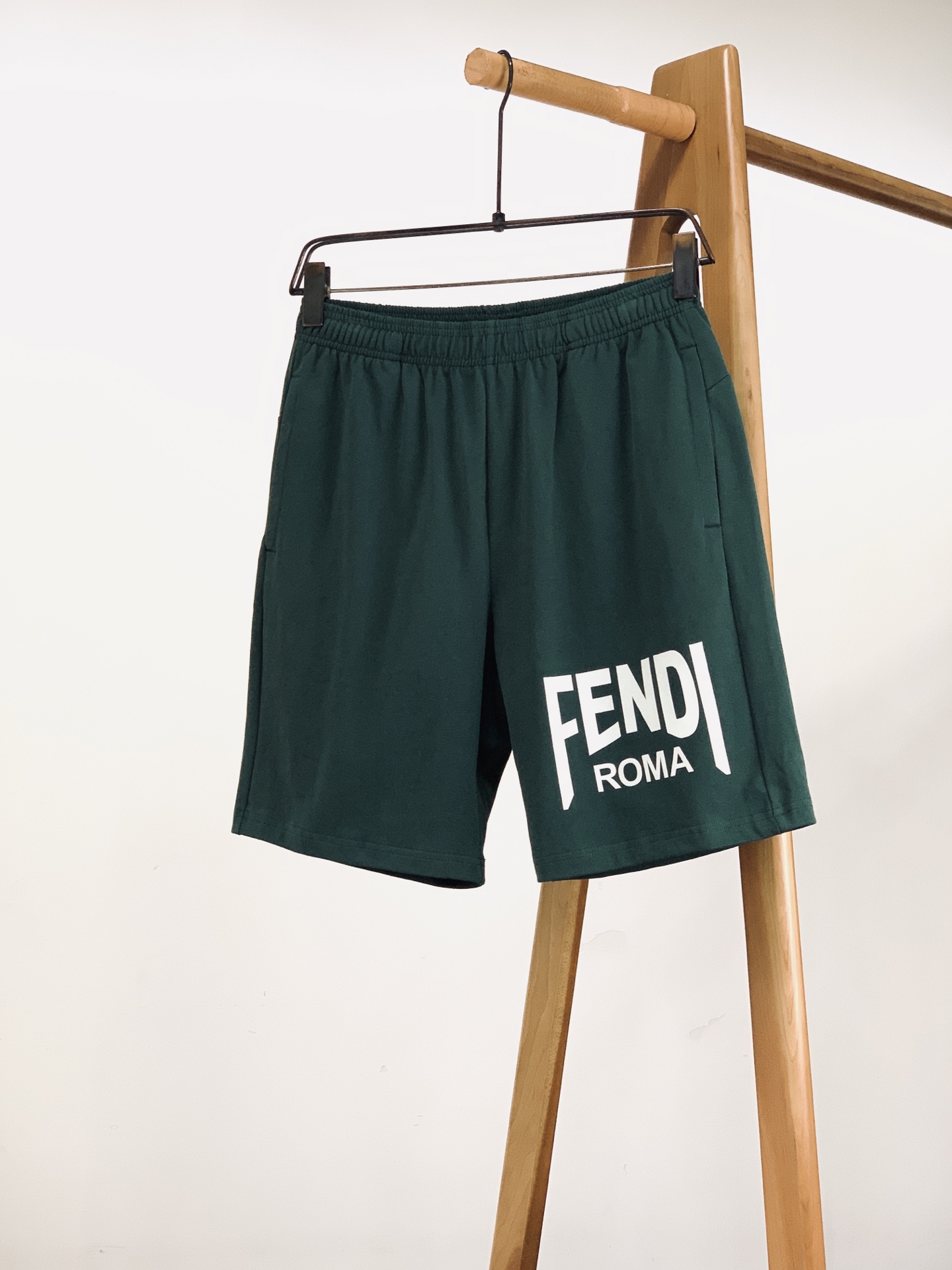 Fendi 芬迪 2026SS春夏新品 休闲运动短裤🩳甄选细腻亲肤棉质面料，触感柔软透气，久穿不闷汗，拥有良好垂感，日常