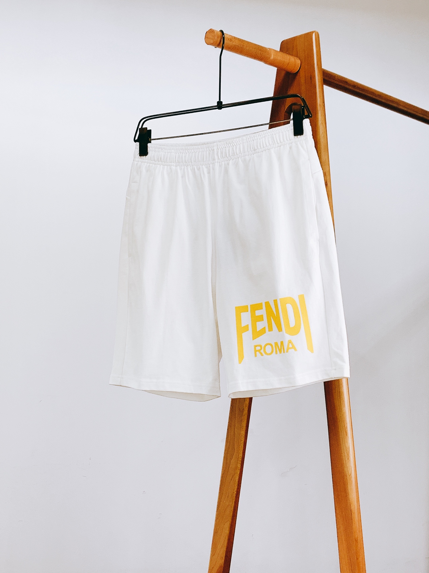 Fendi 芬迪 2026SS春夏新品 休闲运动短裤🩳甄选细腻亲肤棉质面料，触感柔软透气，久穿不闷汗，拥有良好垂感，日常