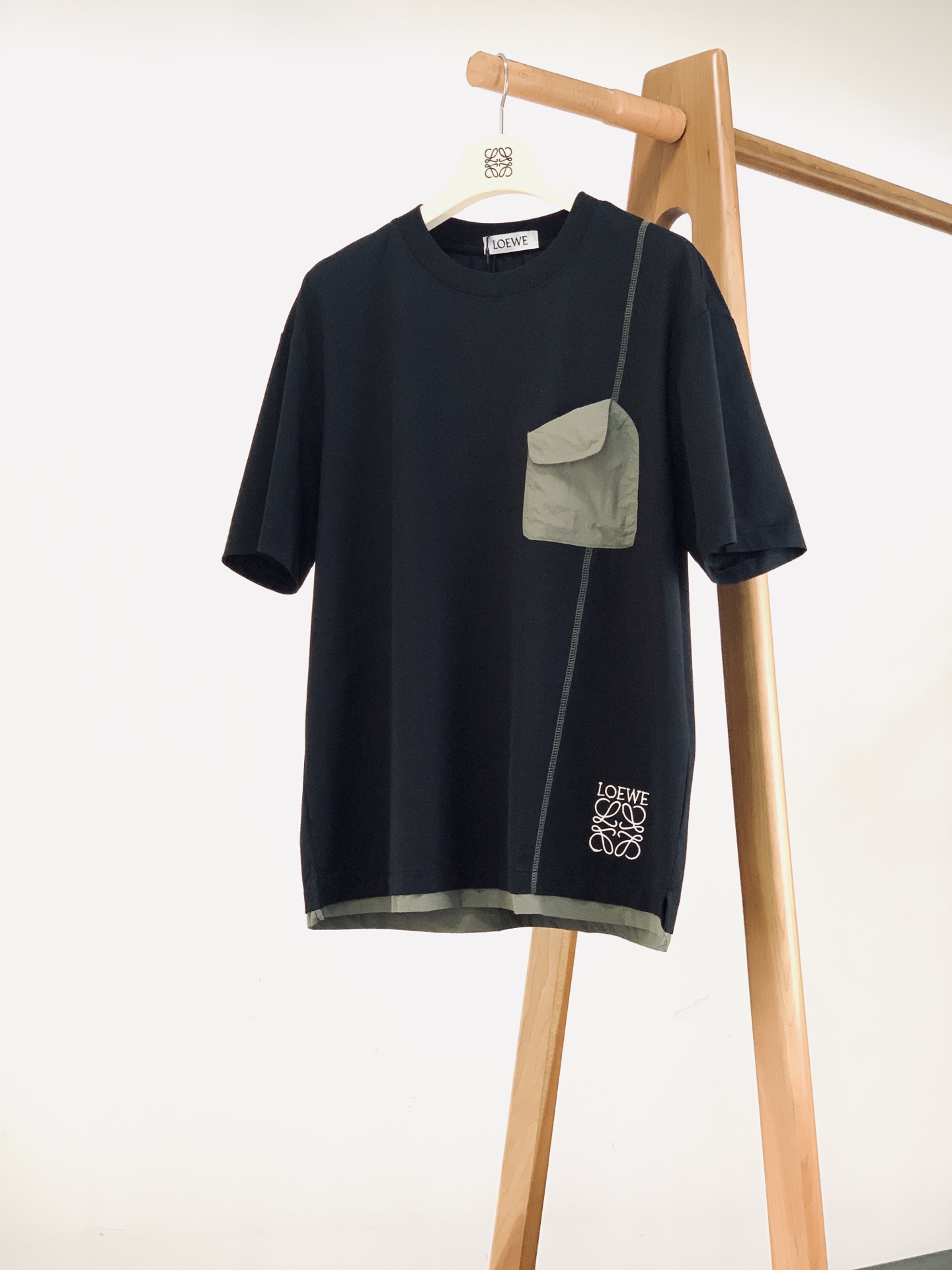 Loewe 罗意威 2026SS春夏新品 拼接刺绣短袖T恤，兼具简约调性与巧思设计。甄选高支舒适棉料打造主体，触感软糯透