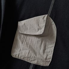 Loewe 罗意威 2026SS春夏新品 拼接刺绣短袖T恤,兼具简约调性与巧思设计。甄选高支舒适棉料打造主体,触感软糯透 Loewe 罗意威 2026SS春夏新品 拼接刺绣短袖T恤,兼具简约调性与巧思设计。甄选高支舒适棉料打造主体,触感软糯透