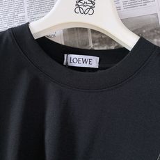 Loewe 罗意威 2026SS春夏新品 拼接刺绣短袖T恤,兼具简约调性与巧思设计。甄选高支舒适棉料打造主体,触感软糯透 Loewe 罗意威 2026SS春夏新品 拼接刺绣短袖T恤,兼具简约调性与巧思设计。甄选高支舒适棉料打造主体,触感软糯透