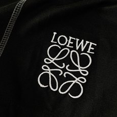 Loewe 罗意威 2026SS春夏新品 拼接刺绣短袖T恤,兼具简约调性与巧思设计。甄选高支舒适棉料打造主体,触感软糯透 Loewe 罗意威 2026SS春夏新品 拼接刺绣短袖T恤,兼具简约调性与巧思设计。甄选高支舒适棉料打造主体,触感软糯透