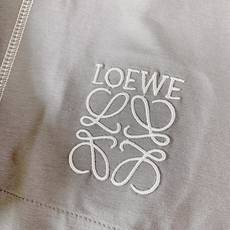 Loewe 罗意威 2026SS春夏新品 拼接刺绣短袖T恤,兼具简约调性与巧思设计。甄选高支舒适棉料打造主体,触感软糯透 Loewe 罗意威 2026SS春夏新品 拼接刺绣短袖T恤,兼具简约调性与巧思设计。甄选高支舒适棉料打造主体,触感软糯透