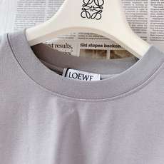 Loewe 罗意威 2026SS春夏新品 拼接刺绣短袖T恤,兼具简约调性与巧思设计。甄选高支舒适棉料打造主体,触感软糯透 Loewe 罗意威 2026SS春夏新品 拼接刺绣短袖T恤,兼具简约调性与巧思设计。甄选高支舒适棉料打造主体,触感软糯透