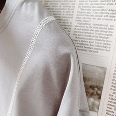 Loewe 罗意威 2026SS春夏新品 拼接刺绣短袖T恤,兼具简约调性与巧思设计。甄选高支舒适棉料打造主体,触感软糯透 Loewe 罗意威 2026SS春夏新品 拼接刺绣短袖T恤,兼具简约调性与巧思设计。甄选高支舒适棉料打造主体,触感软糯透