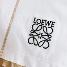 Loewe 罗意威 2026SS春夏新品 拼接刺绣短袖T恤,兼具简约调性与巧思设计。甄选高支舒适棉料打造主体,触感软糯透 Loewe 罗意威 2026SS春夏新品 拼接刺绣短袖T恤,兼具简约调性与巧思设计。甄选高支舒适棉料打造主体,触感软糯透