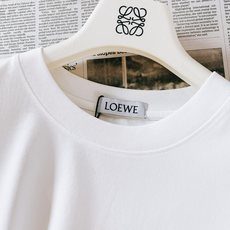 Loewe 罗意威 2026SS春夏新品 拼接刺绣短袖T恤,兼具简约调性与巧思设计。甄选高支舒适棉料打造主体,触感软糯透 Loewe 罗意威 2026SS春夏新品 拼接刺绣短袖T恤,兼具简约调性与巧思设计。甄选高支舒适棉料打造主体,触感软糯透