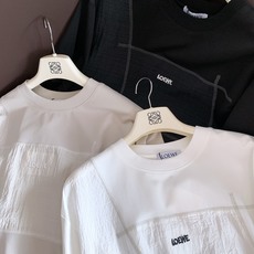 Loewe 罗意威 2026SS春夏新品 拼接刺绣短袖T恤,极简主义剪裁诠释品牌高级质感。采用双面料拼接设计,主体软糯亲 Loewe 罗意威 2026SS春夏新品 拼接刺绣短袖T恤,极简主义剪裁诠释品牌高级质感。采用双面料拼接设计,主体软糯亲