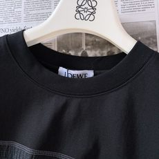 Loewe 罗意威 2026SS春夏新品 拼接刺绣短袖T恤,极简主义剪裁诠释品牌高级质感。采用双面料拼接设计,主体软糯亲 Loewe 罗意威 2026SS春夏新品 拼接刺绣短袖T恤,极简主义剪裁诠释品牌高级质感。采用双面料拼接设计,主体软糯亲