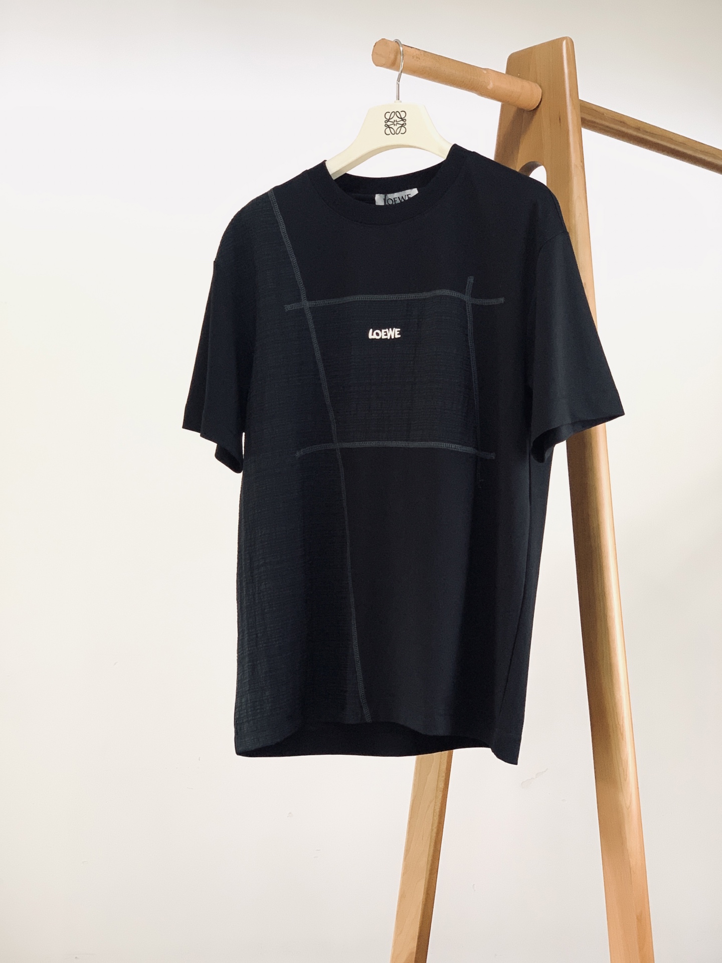 Loewe 罗意威 2026SS春夏新品 拼接刺绣短袖T恤，极简主义剪裁诠释品牌高级质感。采用双面料拼接设计，主体软糯亲