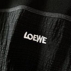 Loewe 罗意威 2026SS春夏新品 拼接刺绣短袖T恤,极简主义剪裁诠释品牌高级质感。采用双面料拼接设计,主体软糯亲 Loewe 罗意威 2026SS春夏新品 拼接刺绣短袖T恤,极简主义剪裁诠释品牌高级质感。采用双面料拼接设计,主体软糯亲