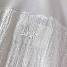 Loewe 罗意威 2026SS春夏新品 拼接刺绣短袖T恤,极简主义剪裁诠释品牌高级质感。采用双面料拼接设计,主体软糯亲 Loewe 罗意威 2026SS春夏新品 拼接刺绣短袖T恤,极简主义剪裁诠释品牌高级质感。采用双面料拼接设计,主体软糯亲