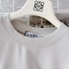 Loewe 罗意威 2026SS春夏新品 拼接刺绣短袖T恤,极简主义剪裁诠释品牌高级质感。采用双面料拼接设计,主体软糯亲 Loewe 罗意威 2026SS春夏新品 拼接刺绣短袖T恤,极简主义剪裁诠释品牌高级质感。采用双面料拼接设计,主体软糯亲