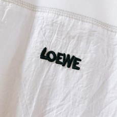 Loewe 罗意威 2026SS春夏新品 拼接刺绣短袖T恤,极简主义剪裁诠释品牌高级质感。采用双面料拼接设计,主体软糯亲 Loewe 罗意威 2026SS春夏新品 拼接刺绣短袖T恤,极简主义剪裁诠释品牌高级质感。采用双面料拼接设计,主体软糯亲